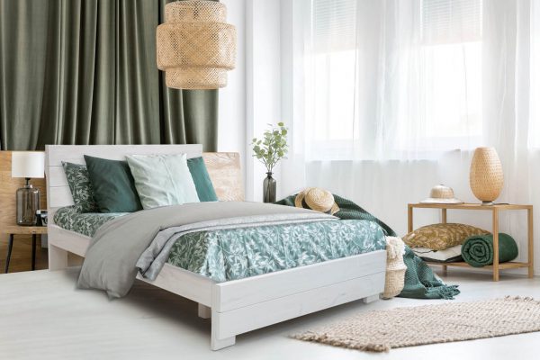 מיטה עשויה עץ אורן מלא חזק וטוב המשופר בצבע המיוחד לעץ האורן חזק וטוב